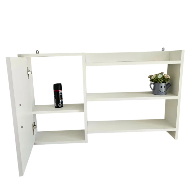 Armoire murale blanche avec une porte à gauche et des étagères ouvertes, sur fond noir.