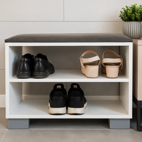 Banc à chaussures blanc de style moderne avec deux étagères de rangement et une assise confortable en tissu gris, placé dans une entrée sur un sol carrelé.