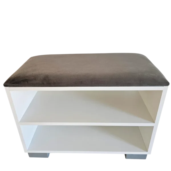 Banc à chaussures blanc vide, photographié en angle, montrant l'assise capitonnée en velours gris foncé et la structure à deux étagères de rangement.