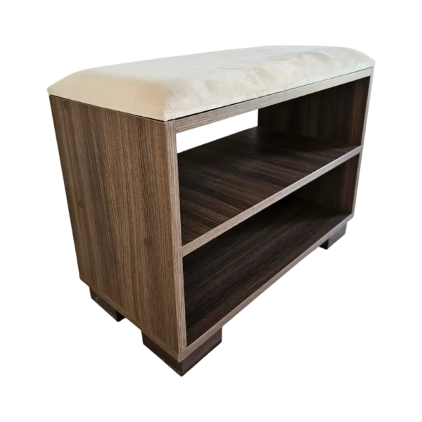 Un banc organisateur de chaussures en bois avec une assise rembourrée de couleur claire et deux étagères de rangement vides, idéal pour optimiser l'espace de l'entrée.