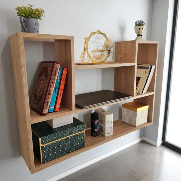 Étagère murale multifonctionnelle de couleur beige, fixée sur un mur clair dans un intérieur moderne, décorée avec des livres, des plantes et des boîtes.