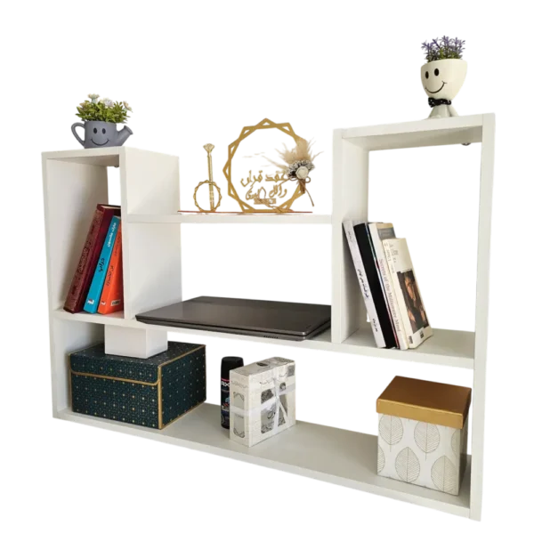 Gros plan sur les deux supports de fixation métalliques de l'étagère murale blanche.