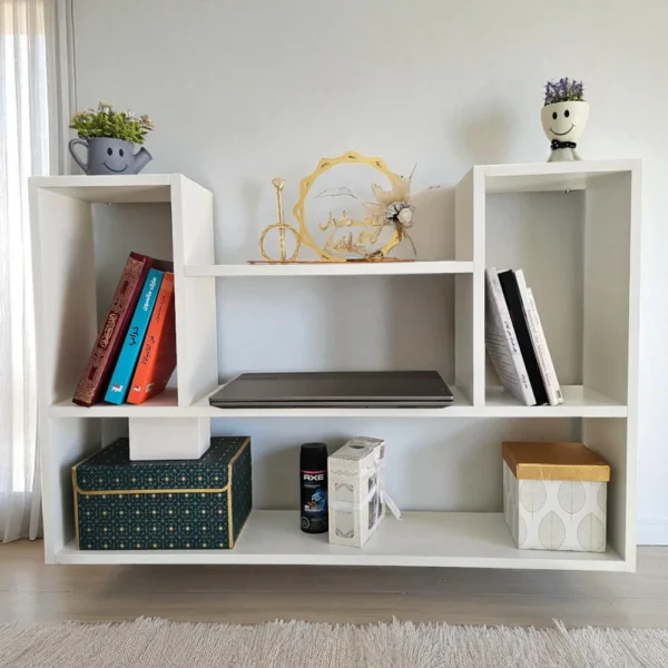 Étagère murale blanche décorée, sur un tapis dans une chambre lumineuse.