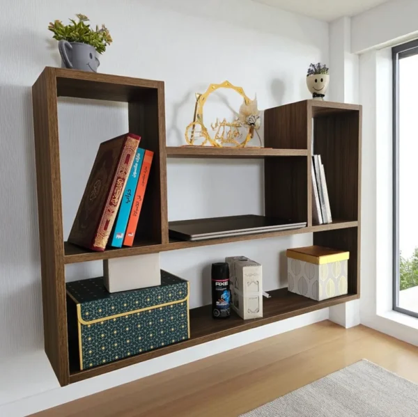 Étagère murale décorée couleur noyer, fixée au mur blanc d'une pièce à côté d'une fenêtre.