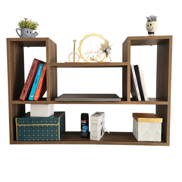 Étagère murale marron décorée avec des livres, un ordinateur portable et des boîtes cadeaux, vue de face.