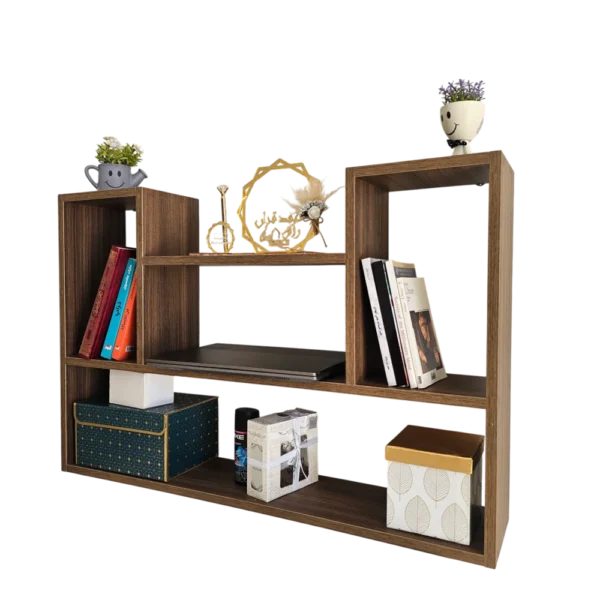 Vue en 3D de l'étagère murale marron décorée, sur fond noir.