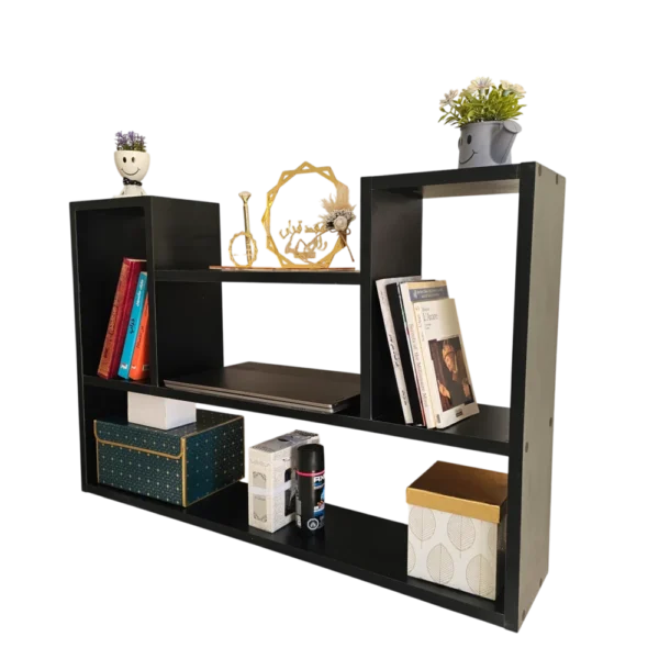 Vue latérale de l'étagère murale noire décorée, montrant le profil et la tranche du bois.