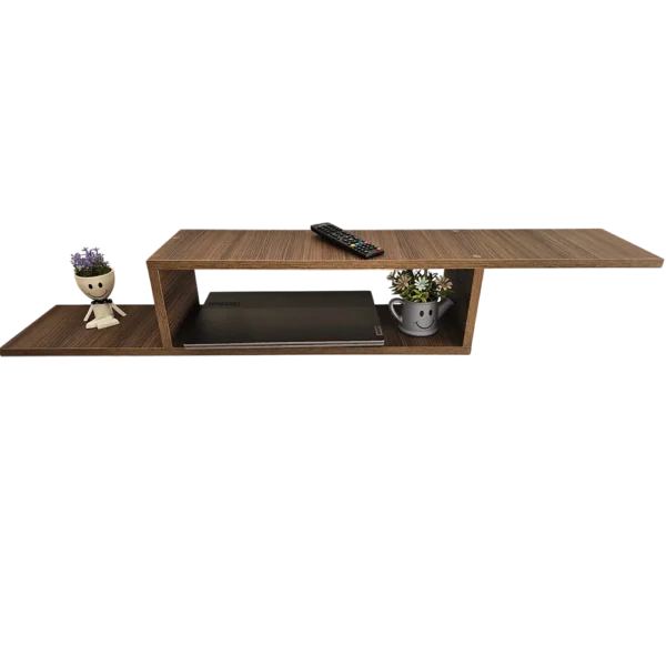 Vue de dessus du meuble pour télé mural marron, avec un ordinateur portable et une télécommande rangés.