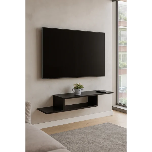 Meuble TV suspendu noir installé dans un salon moderne en Tunisie, sous un écran plat.