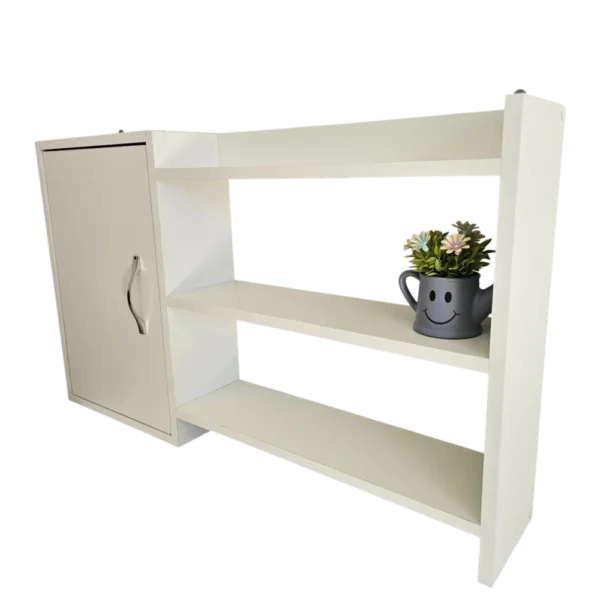 Vue en angle du meuble de rangement mural blanc, porte fermée avec sa poignée en métal visible.