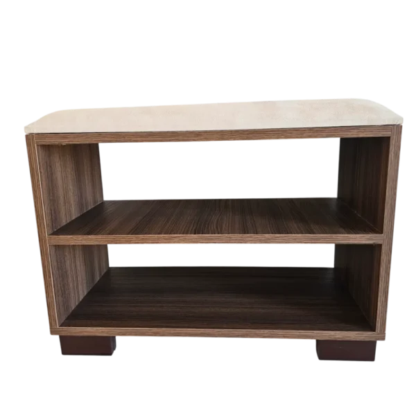 Un support à chaussures en bois robuste avec un banc rembourré sur le dessus et deux niveaux de rangement vides, parfait pour organiser les chaussures et s'asseoir confortablement.