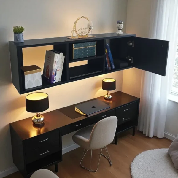 Une bibliothèque suspendue noire au-dessus d'un bureau noir, illuminée par des lumières pour un effet moderne.