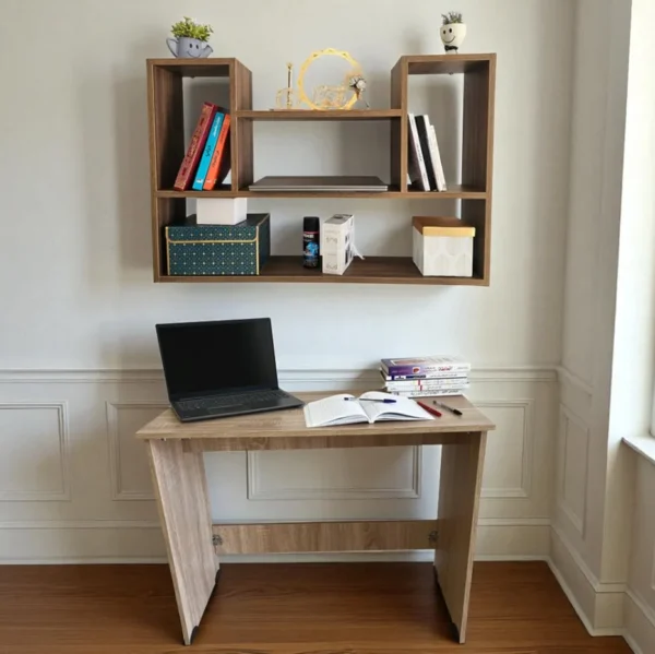Un bureau démontable en bois clair devant un meuble de rangement mural, créant un espace de travail compact et organisé.