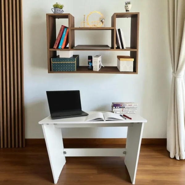 Un bureau blanc sous une étagère murale en bois foncé, dans une pièce avec des lattes de bois verticales.