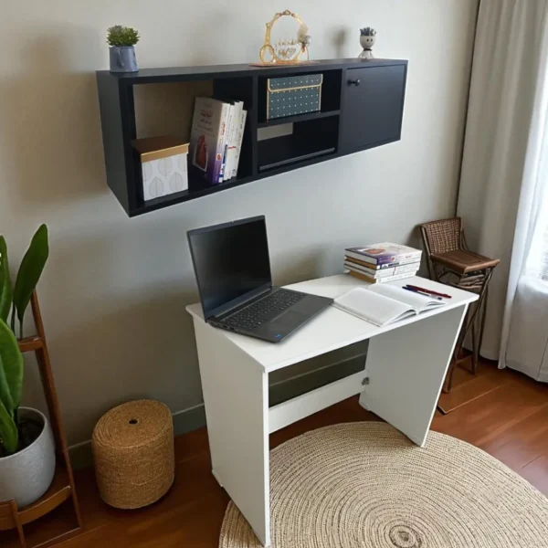 Un bureau pliant blanc sous une bibliothèque murale noire, avec une porte de placard, dans une pièce avec un tapis rond et une chaise de bar.