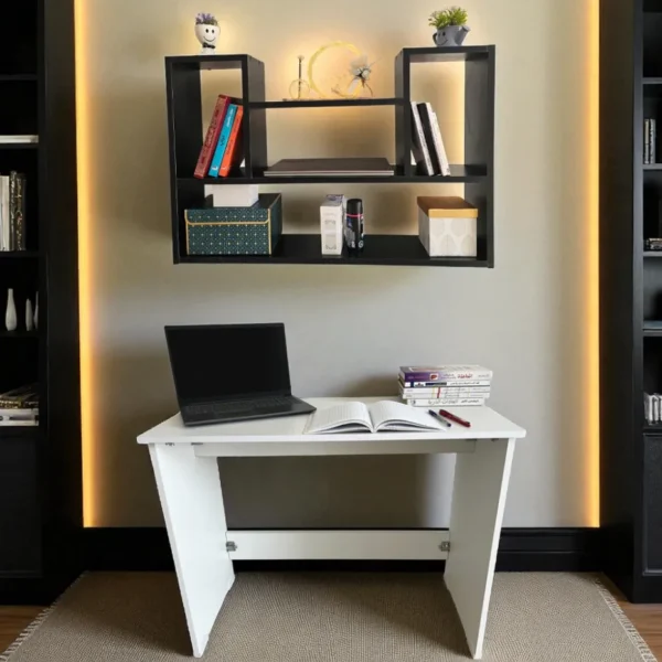 Un bureau blanc sous une bibliothèque murale noire, avec un éclairage LED derrière, créant une ambiance de travail moderne.