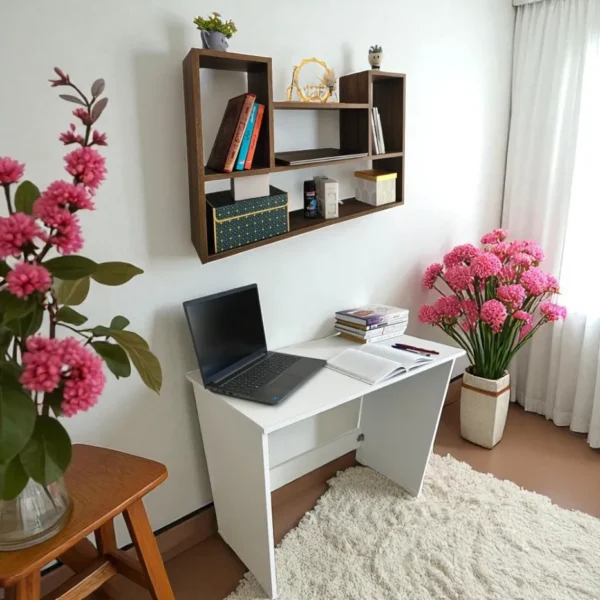 Un ensemble bureau blanc et étagère murale en bois foncé, décoré de fleurs roses et d'objets.