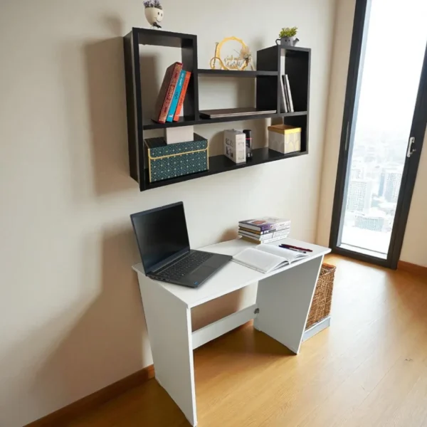 Un bureau blanc sous une bibliothèque murale noire avec une porte de placard ouverte, près d'une grande fenêtre.