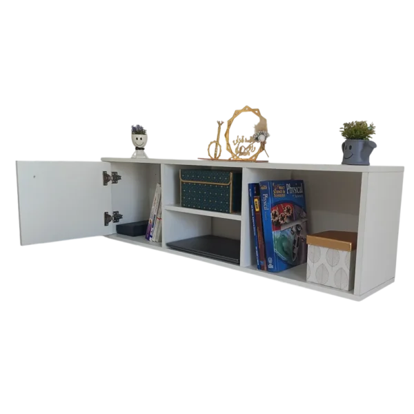 Une étagère murale blanche flottante avec une porte de placard ouverte, des livres et des objets décoratifs. background transparent