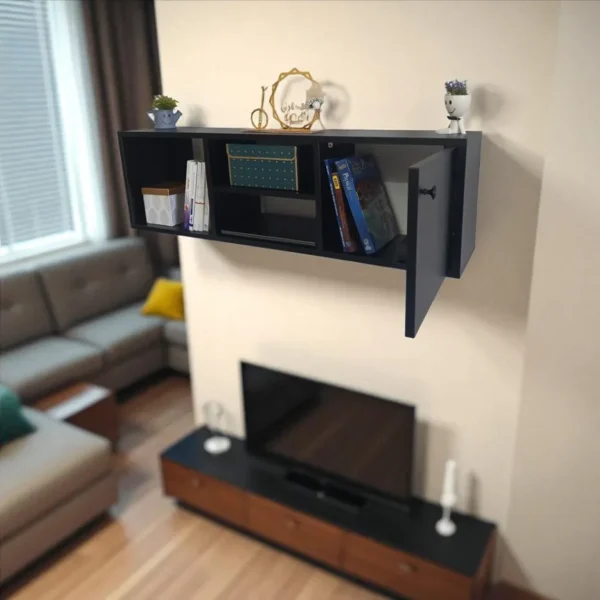 Bibliothèque suspendue noire au-dessus d'une petite télévision dans un salon, montrant un meuble flottant compact.