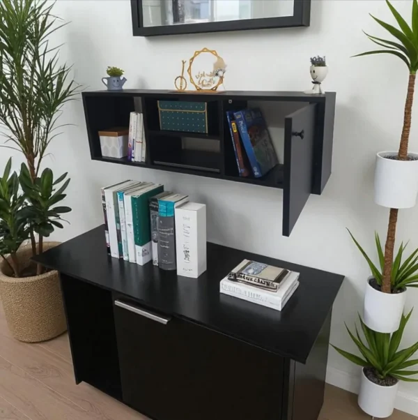 Bibliothèque suspendue noire au-dessus d'un buffet noir, créant un espace de rangement vertical élégant.