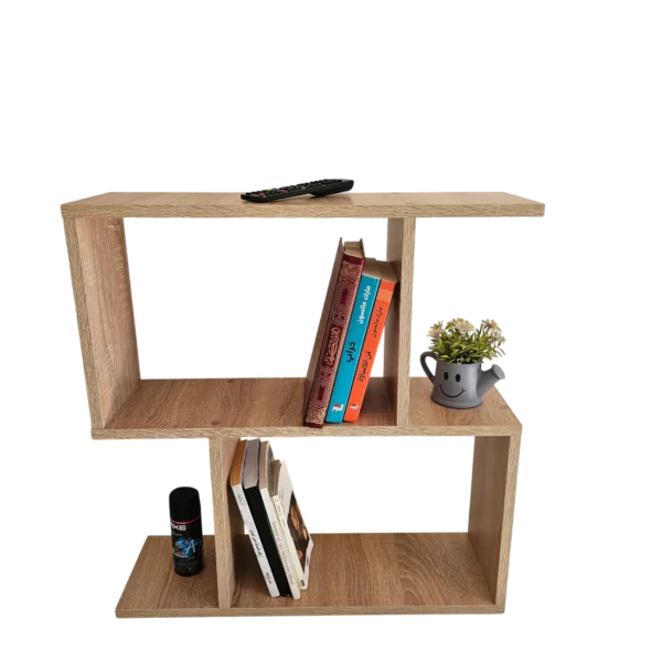 Table d'appoint en bois clair sur fond noir, montrant ses étagères et sa forme unique, idéale comme table de chevet ou bout de canapé.