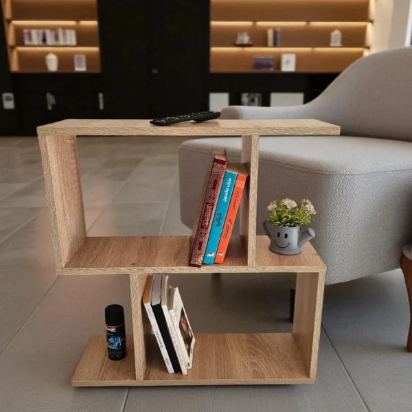 Table d'appoint en bois clair avec étagères, décorée de livres et d'une petite plante, parfaite comme bout de canapé dans un salon moderne.