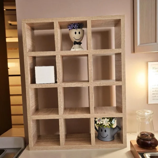 Bibliothèque cube en bois clair utilisée pour la décoration d'intérieur dans un coin de salon.