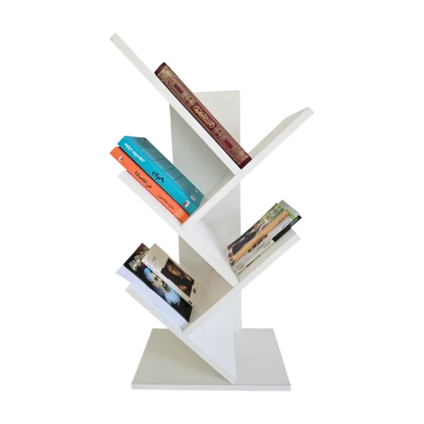 Bibliothèque moderne blanche en forme d'arbre, avec des livres rangés sur ses étagères, sur fond noir.