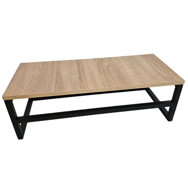 Vue de dessus de l'étagère en bois clair du porte-manteau mural moderne.