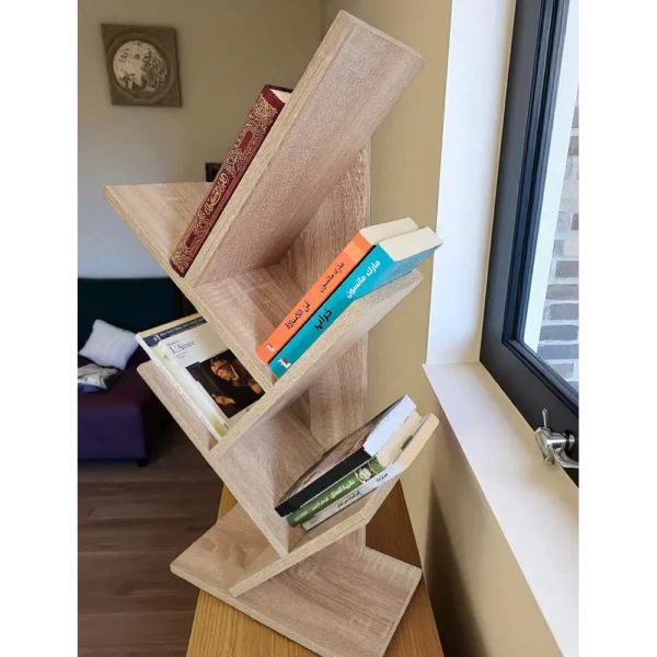 Meuble à livres en forme d'étagère arbre, placé près d'une fenêtre pour créer un coin lecture lumineux.