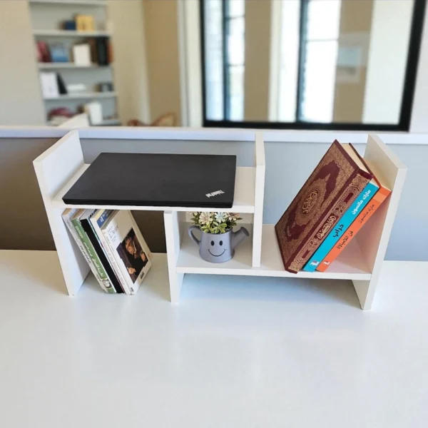 Petite étagère à poser sur un bureau blanc pour l'organisation des livres et d'un ordinateur portable.