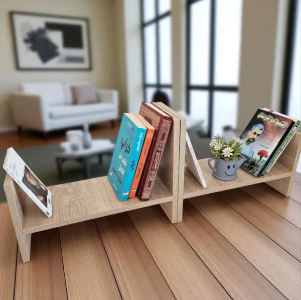 Étagère de bureau réglable en bois, montrée en configuration longue dans un salon moderne.