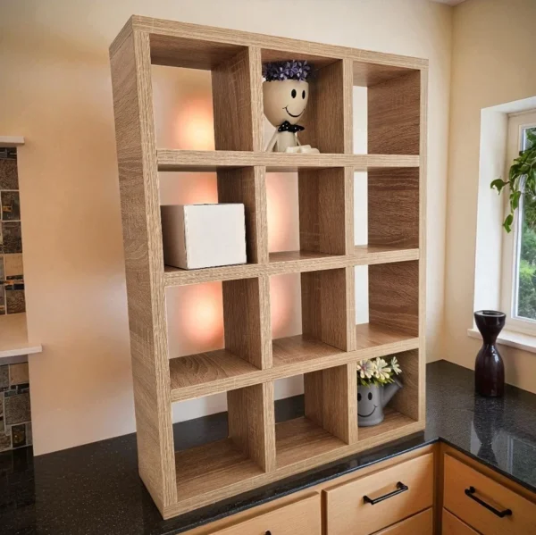 Étagère de rangement à casiers en bois clair posée sur un comptoir de cuisine noir.