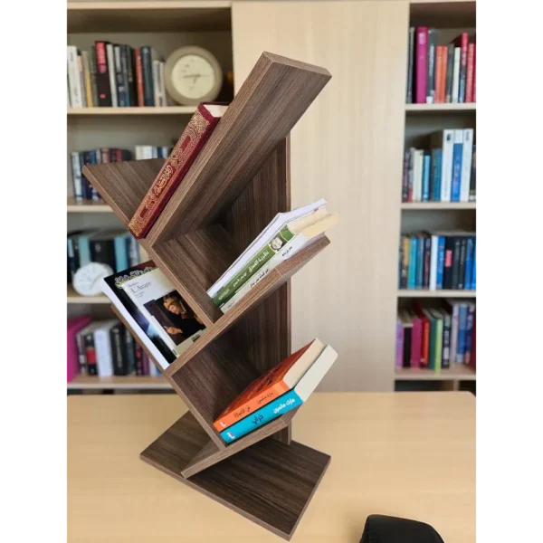 Étagère de rangement verticale couleur noyer, posée sur un bureau dans un environnement de travail moderne.