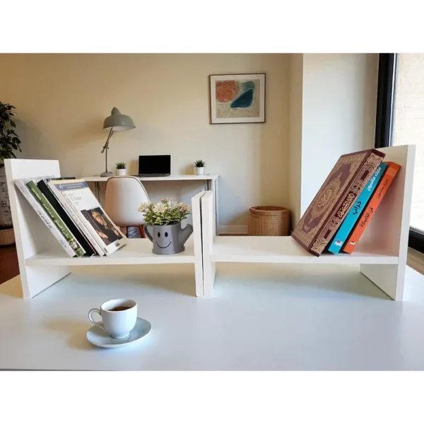 Étagère de bureau extensible blanche, entièrement déployée pour maximiser l'espace de rangement dans un bureau à domicile.