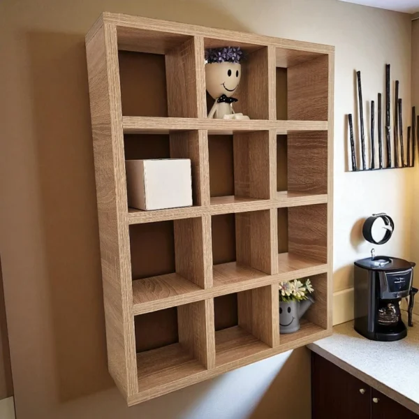 Étagère murale à 12 cases en bois, installée comme meuble suspendu au-dessus d'une machine à café.