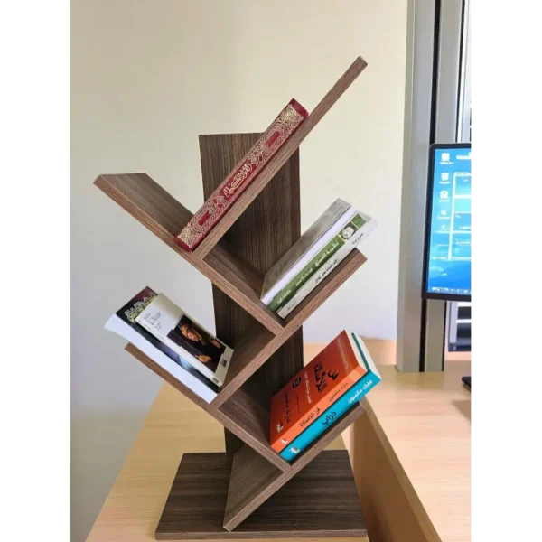 Présentoir à livres en bois foncé, parfait comme étagère pour une chambre d'enfant ou d'étudiant, posé à côté d'un ordinateur.