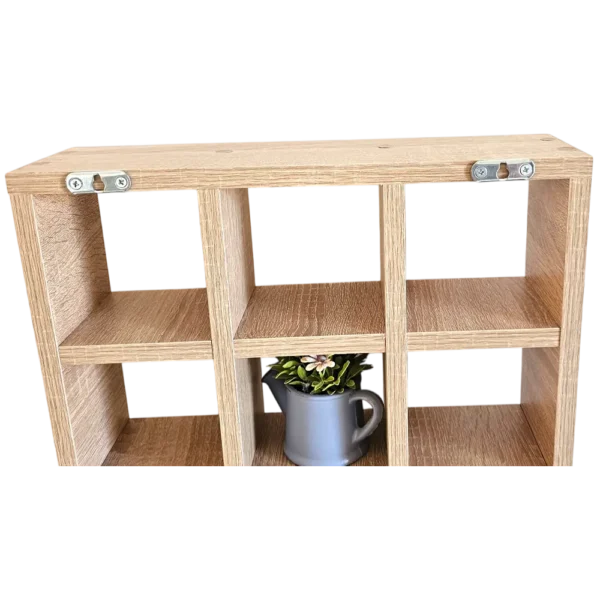 Gros plan sur les fixations métalliques à l'arrière de l'étagère murale à casiers en bois.