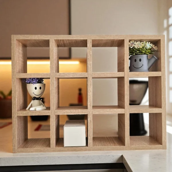 Meuble à casiers en bois clair posé sur un comptoir, avec ses niches de rangement carrées.