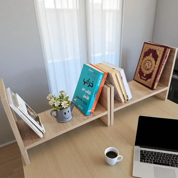 Organisateur de bureau ajustable en bois clair, entièrement étendu sur une table de travail avec un ordinateur portable.