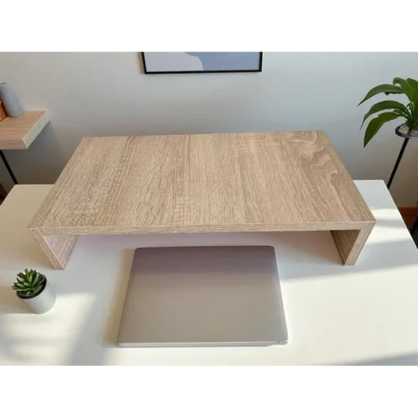 Organisateur de bureau minimaliste en bois, créant un espace pour ranger un clavier ou un ordinateur portable.