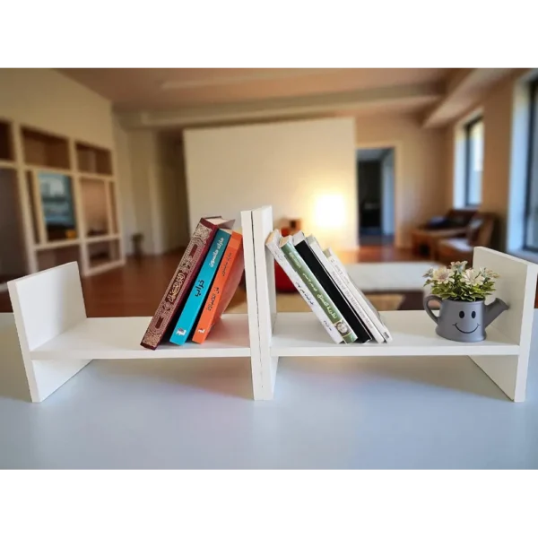 Module de rangement blanc utilisé comme serre-livres ajustable sur une table de salon.