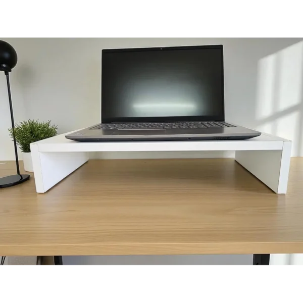 Pont de bureau blanc et minimaliste, un support pour gagner de la place et ranger son clavier.