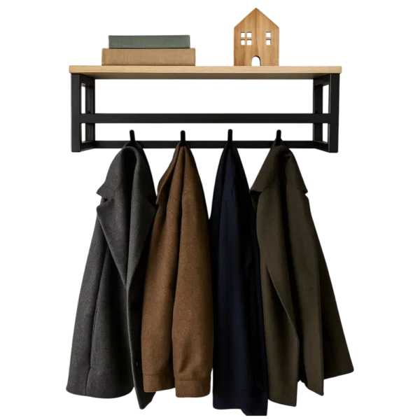 Porte-manteau mural avec étagère en bois clair et structure en métal noir, avec des manteaux suspendus.