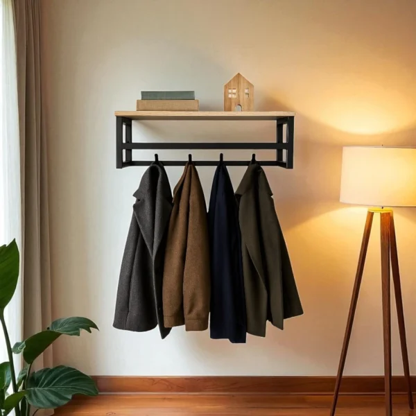 Portemanteau mural décoratif en métal et bois, installé dans un coin de salon à côté d'une lampe design.