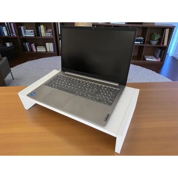 Rehausseur de moniteur blanc sur un bureau en bois, un support pour améliorer la posture en télétravail.