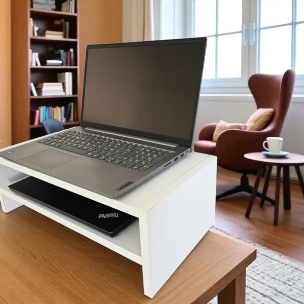Rehausseur de PC portable blanc design, utilisé dans un salon moderne en Tunisie.
