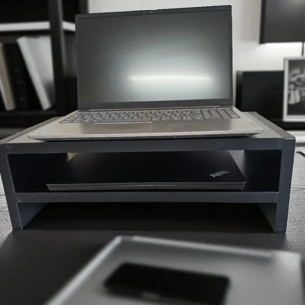 Support moniteur noir avec rangement pour clavier, une solution ergonomique anti-douleur cervicale pour les bureaux à Tunis.