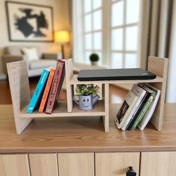 Organisateur de bureau design en bois, servant de support pour ordinateur portable avec des étagères pour livres.